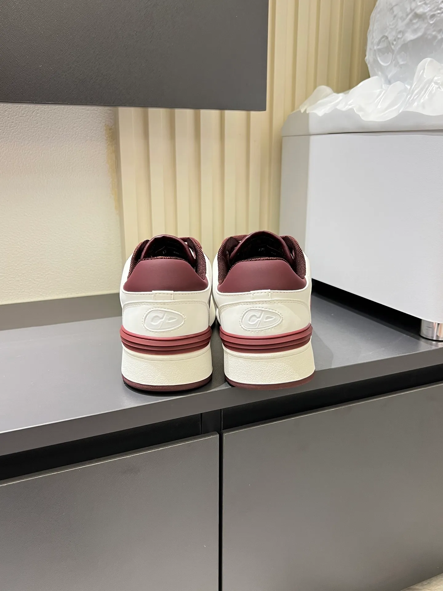 Men's shoes 💰p440 "Dio*" mid-top B27 casual sneakers. This B27 high-top sneaker is a new product in the series and continues Di*r's classic style. Crafted from gray and white smooth calf leather with beige and black Oblique print panels on the sides. The "CD Icon" shaped shoelace eyelets are clever and delicate, and the two-color rubber sole, rear collar and heel are all equipped with the brand's iconic details to enhance the style. Oblique printed straps at the ankle allow for an adjustable fit to complement the overall design. Fashionable and versatile, it can complement any look. Create an exquisite design with unique dynamic vitality and modern atmosphere, presented in low-top and high-top styles. This new must-have shoe adds a new dimension to Dior's archive heritage, embodying modern elegance. Purchase the original version and make it 1:1. If you need top quality, please come to me! Male 38-44!